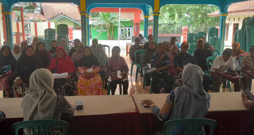 Pembagian Bantuan Langsung Tunai di Balai Desa Mekarsari