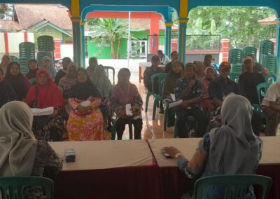 Pembagian Bantuan Langsung Tunai di Balai Desa Mekarsari