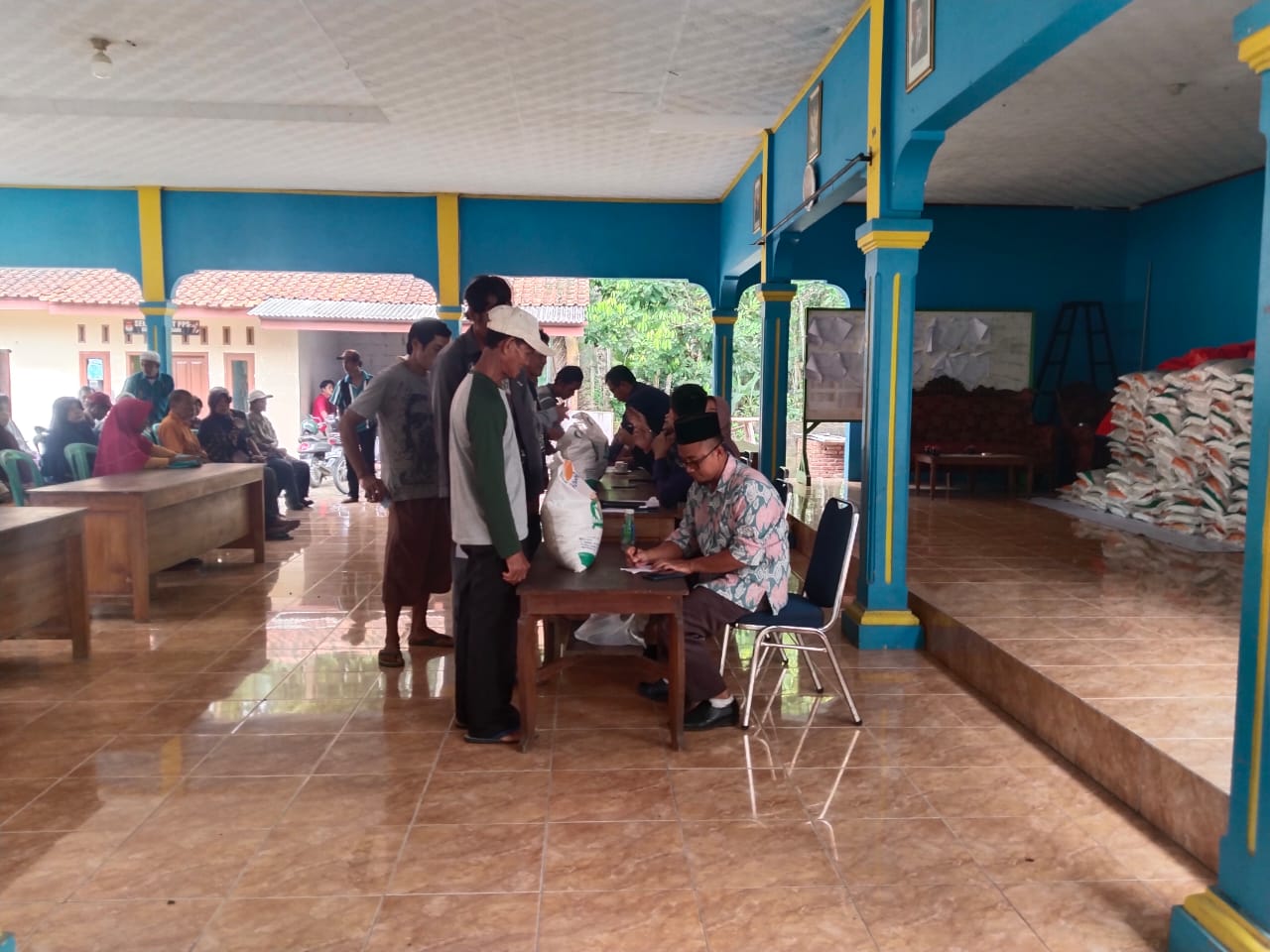 Penyaluran Beras CPP di Desa Mekarsari, Kecamatan Cipari Berjalan Lancar