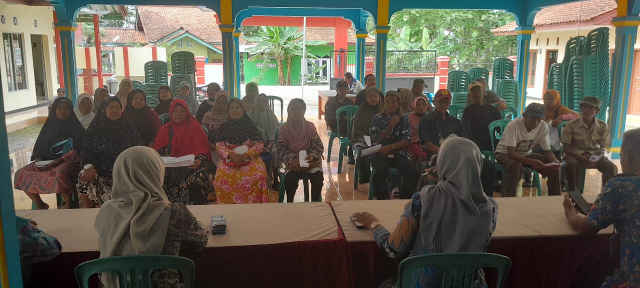 Pembagian Bantuan Langsung Tunai di Balai Desa Mekarsari