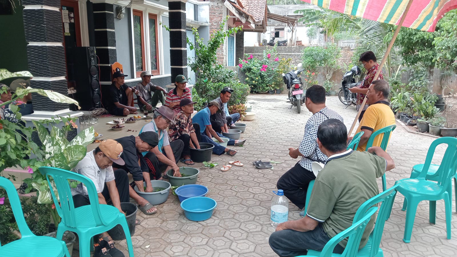 Praktek Pembuatan Pupuk Biosaka di Desa Mekarsari
