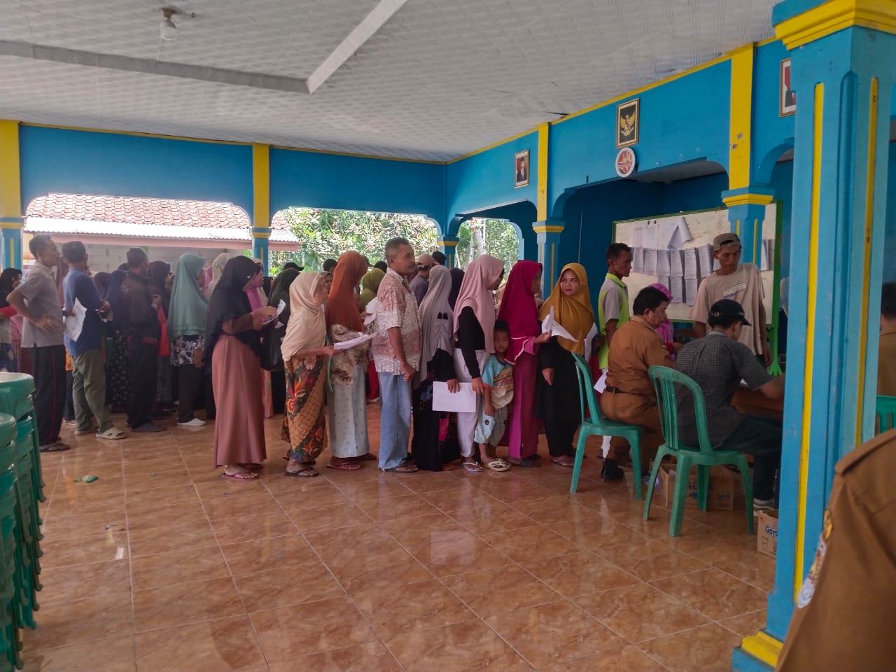 Pembagian Beras Bantuan Pangan Pemerintah di Desa Mekarsari