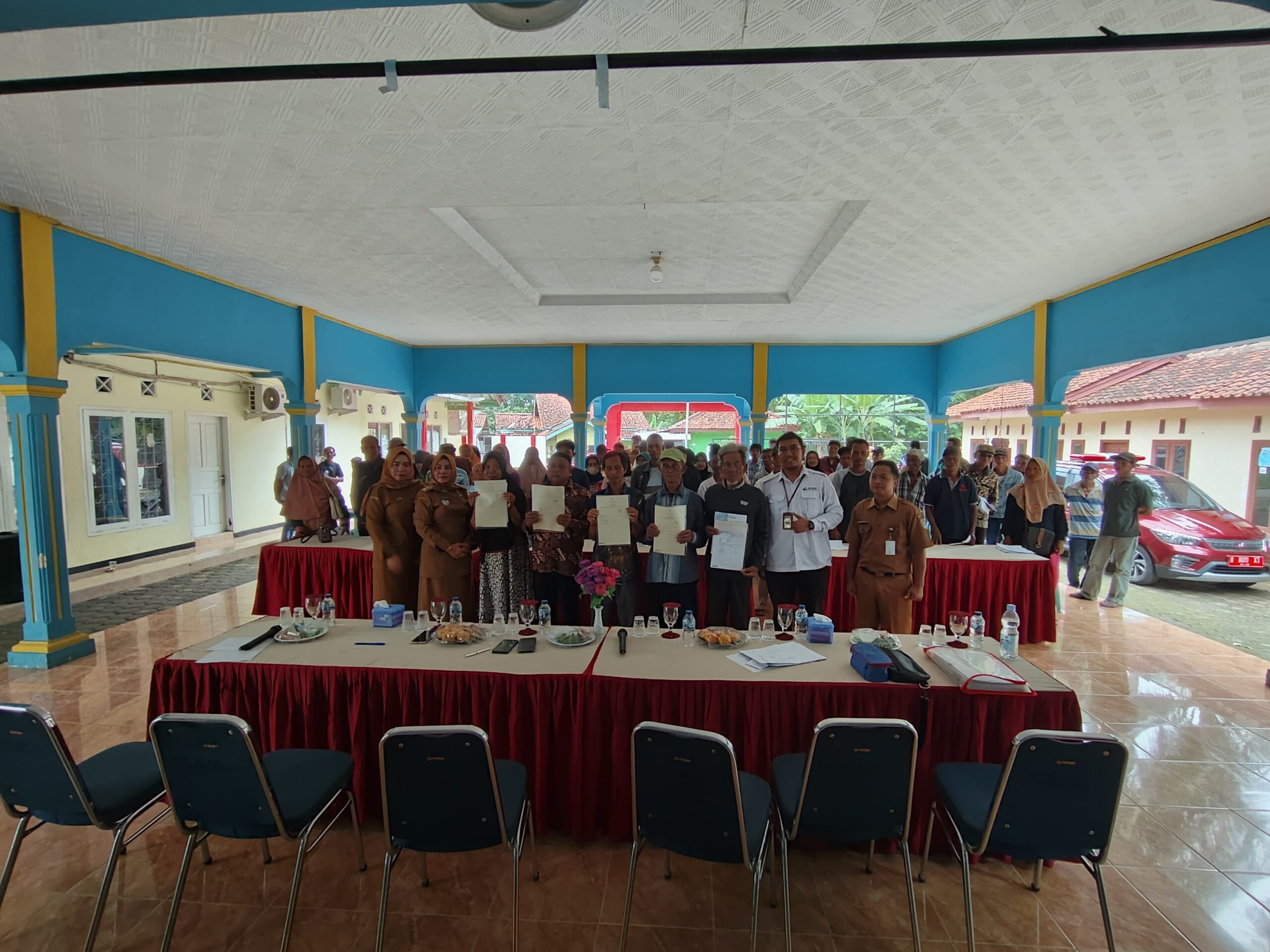 Penyerahan Sertifikat Hak Atas Tanah Program Redistribusi Tanah TA. 2024 di Balai Desa Mekarsari