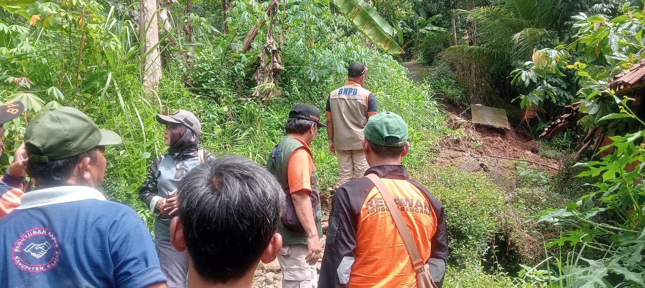 "Hujan Lebat Picu Banjir dan Longsor di desa mekarsari kecamatan cipari cilacap, Bantuan Mendesak!"