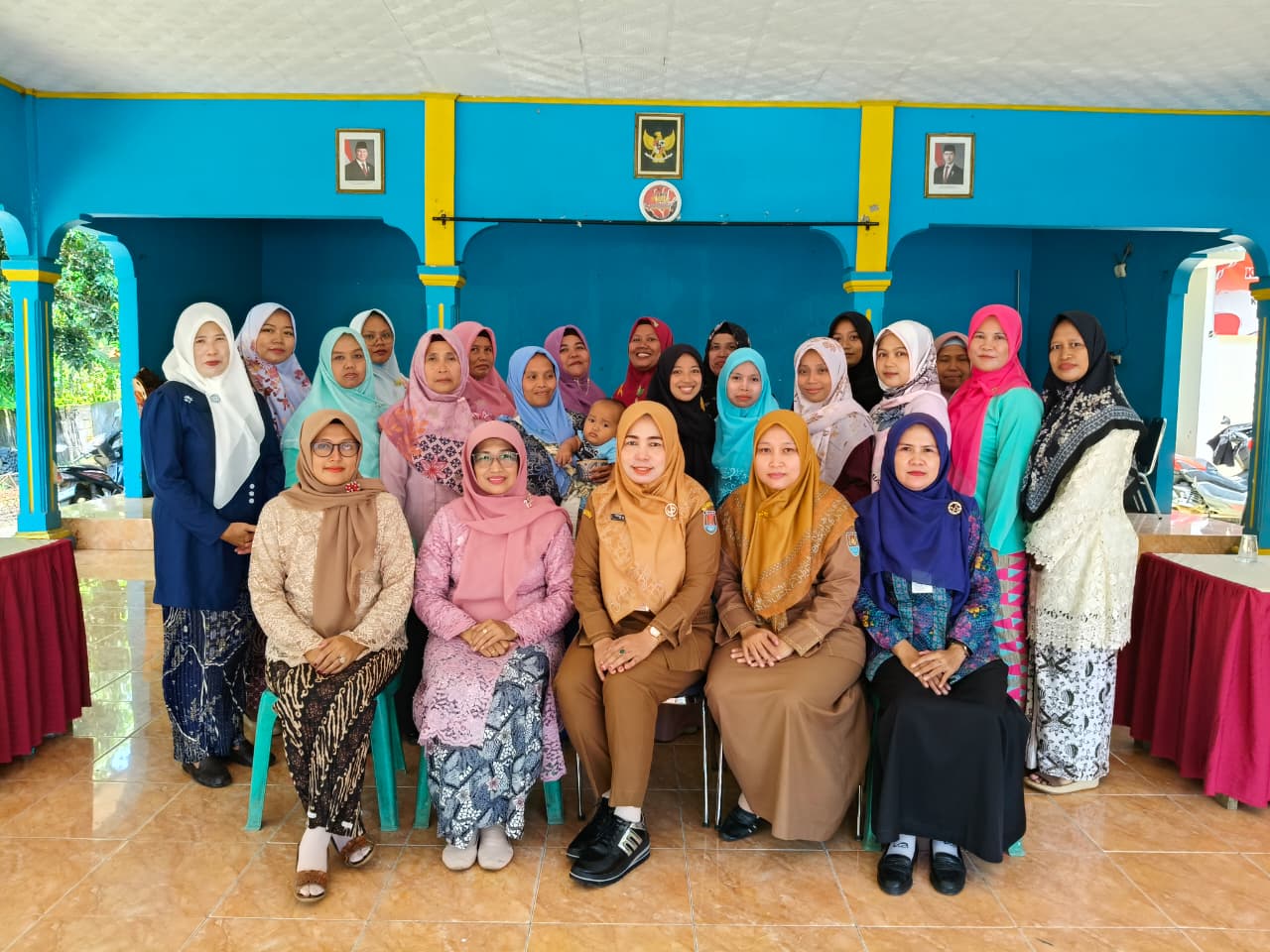 Kebaya dan Tukar Kado Warnai RAKOR TP PKK Desa Mekarsari pada Peringatan Hari Ibu