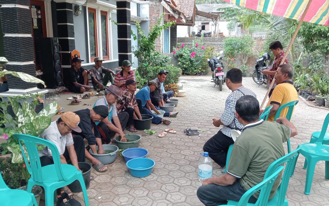 Praktek Pembuatan Pupuk Biosaka di Desa Mekarsari