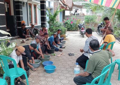 Praktek Pembuatan Pupuk Biosaka di Desa Mekarsari