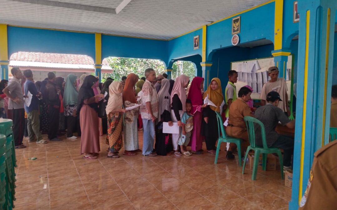 Pembagian Beras Bantuan Pangan Pemerintah di Desa Mekarsari