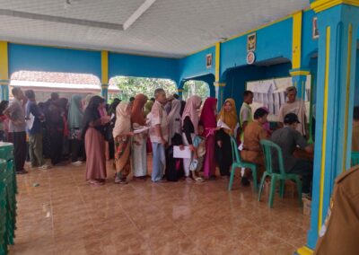 Pembagian Beras Bantuan Pangan Pemerintah di Desa Mekarsari