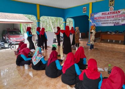 Praktek membuat batik ecoprint