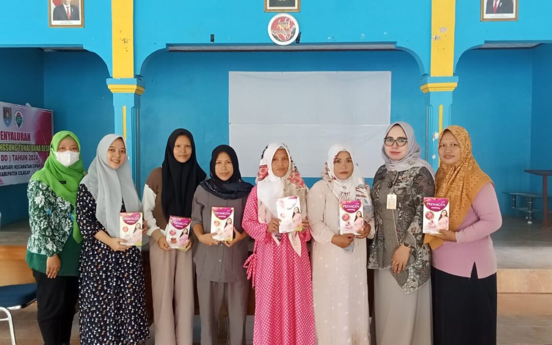 Penyaluran Makanan Tambahan untuk Ibu Hamil di Balai Desa Mekarsari