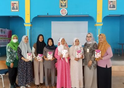 Penyaluran Makanan Tambahan untuk Ibu Hamil di Balai Desa Mekarsari