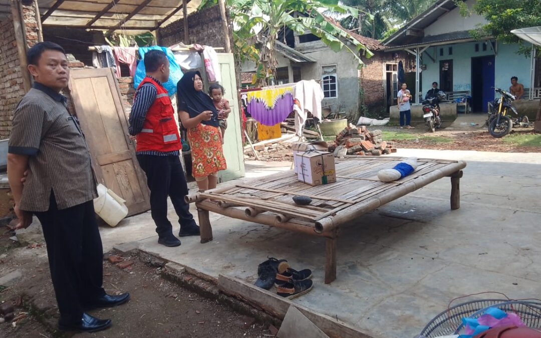 Penyerahan Bantuan dari PMI Kecamatan Cipari untuk Korban Bencana Puting Beliung