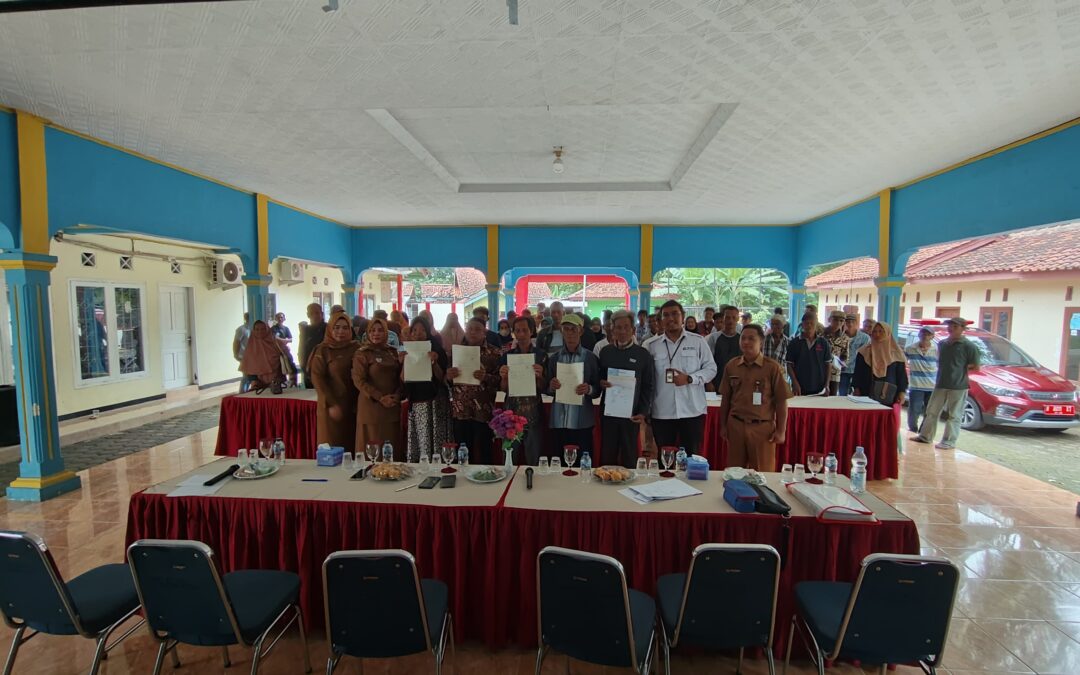 Penyerahan Sertifikat Hak Atas Tanah Program Redistribusi Tanah TA. 2024 di Balai Desa Mekarsari