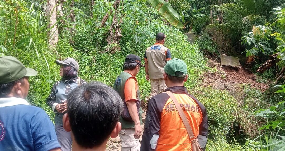 “Hujan Lebat Picu Banjir dan Longsor di desa mekarsari kecamatan cipari cilacap, Bantuan Mendesak!”