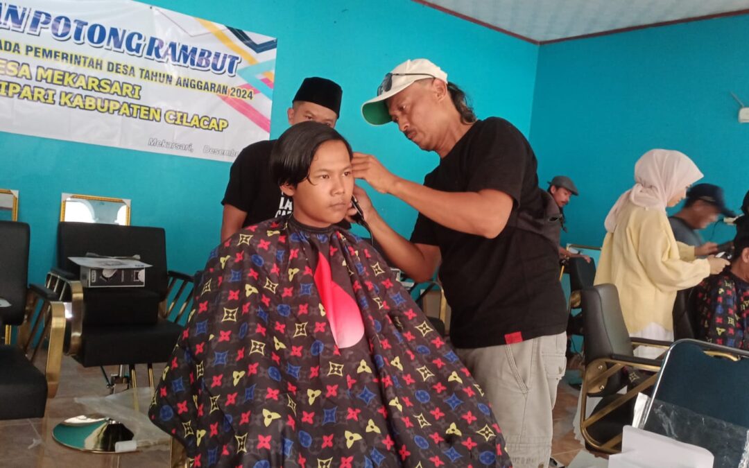 Warga Desa Mekarsari Raih Keterampilan Baru Lewat Pelatihan Potong Rambut