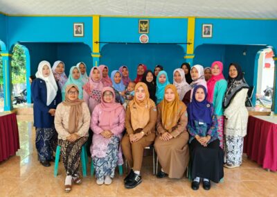 Kebaya dan Tukar Kado Warnai RAKOR TP PKK Desa Mekarsari pada Peringatan Hari Ibu