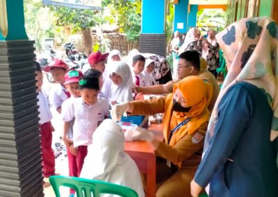 Pekan Imunisasi Nasional di Desa Mekarsari